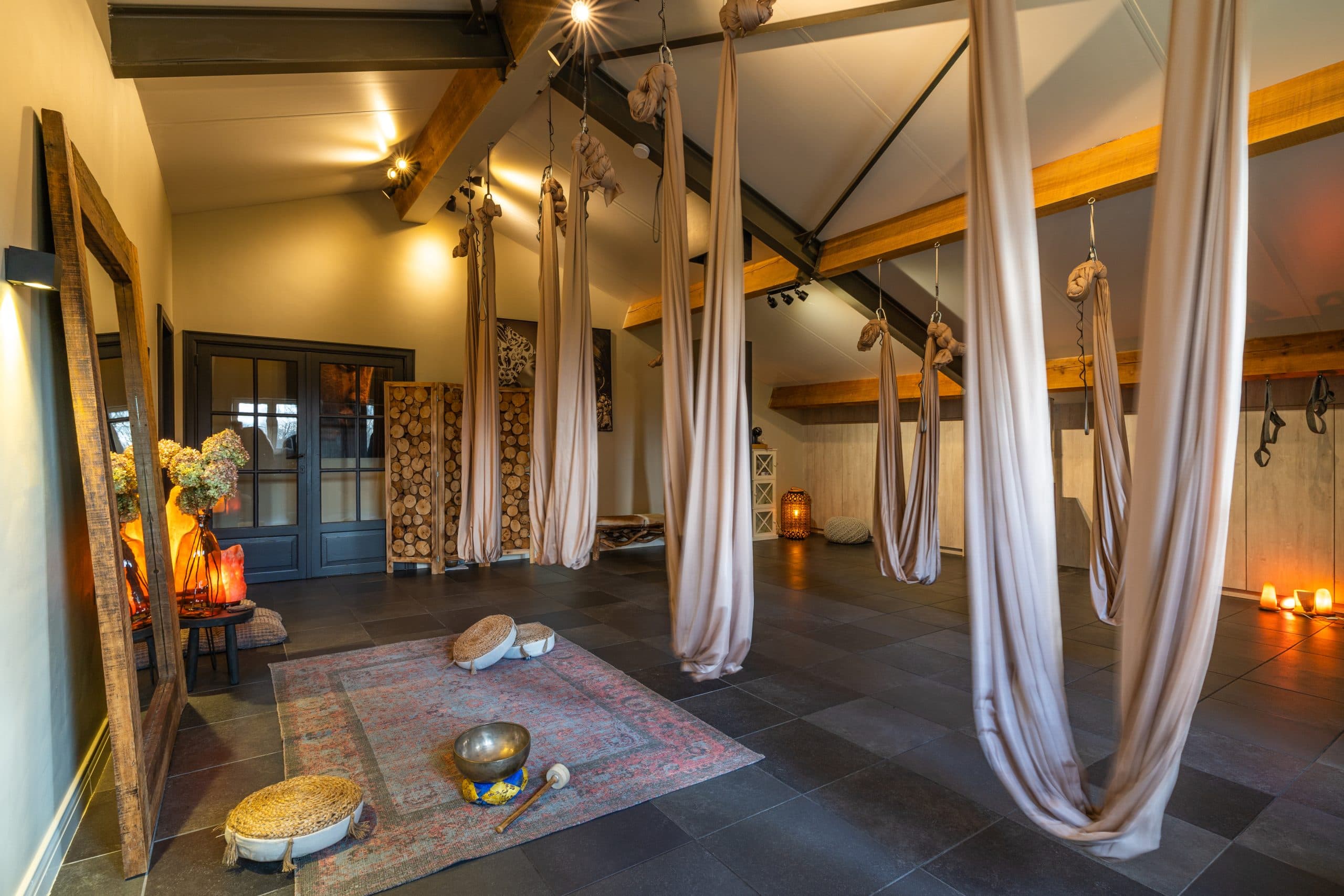 De yogastudio met aerial doeken