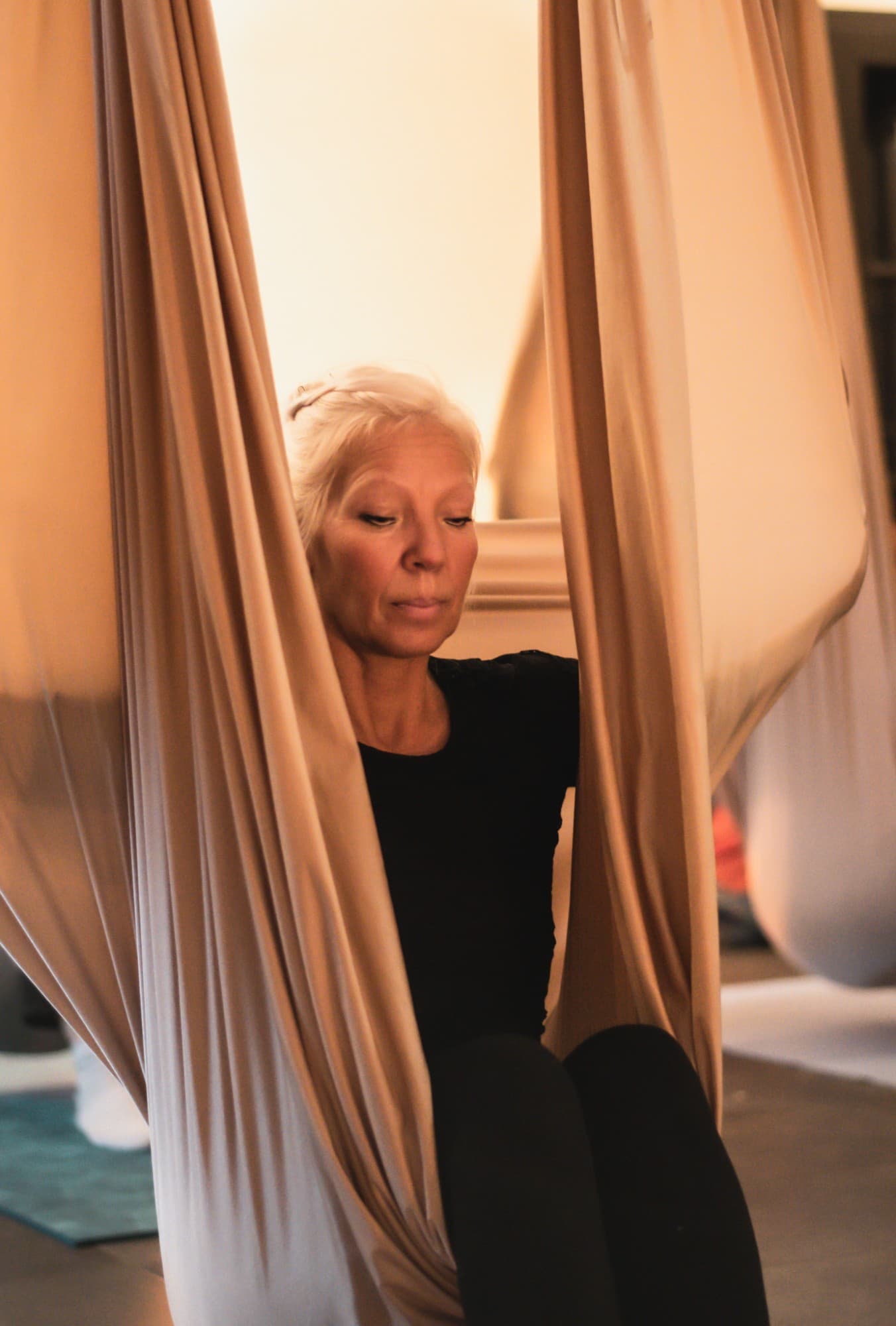 Zitten in de hangmat tijdens aerial yoga